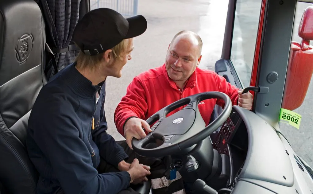 Vrachtwagenchauffeur tijdens een Code 95-praktijkmoment in Limburg