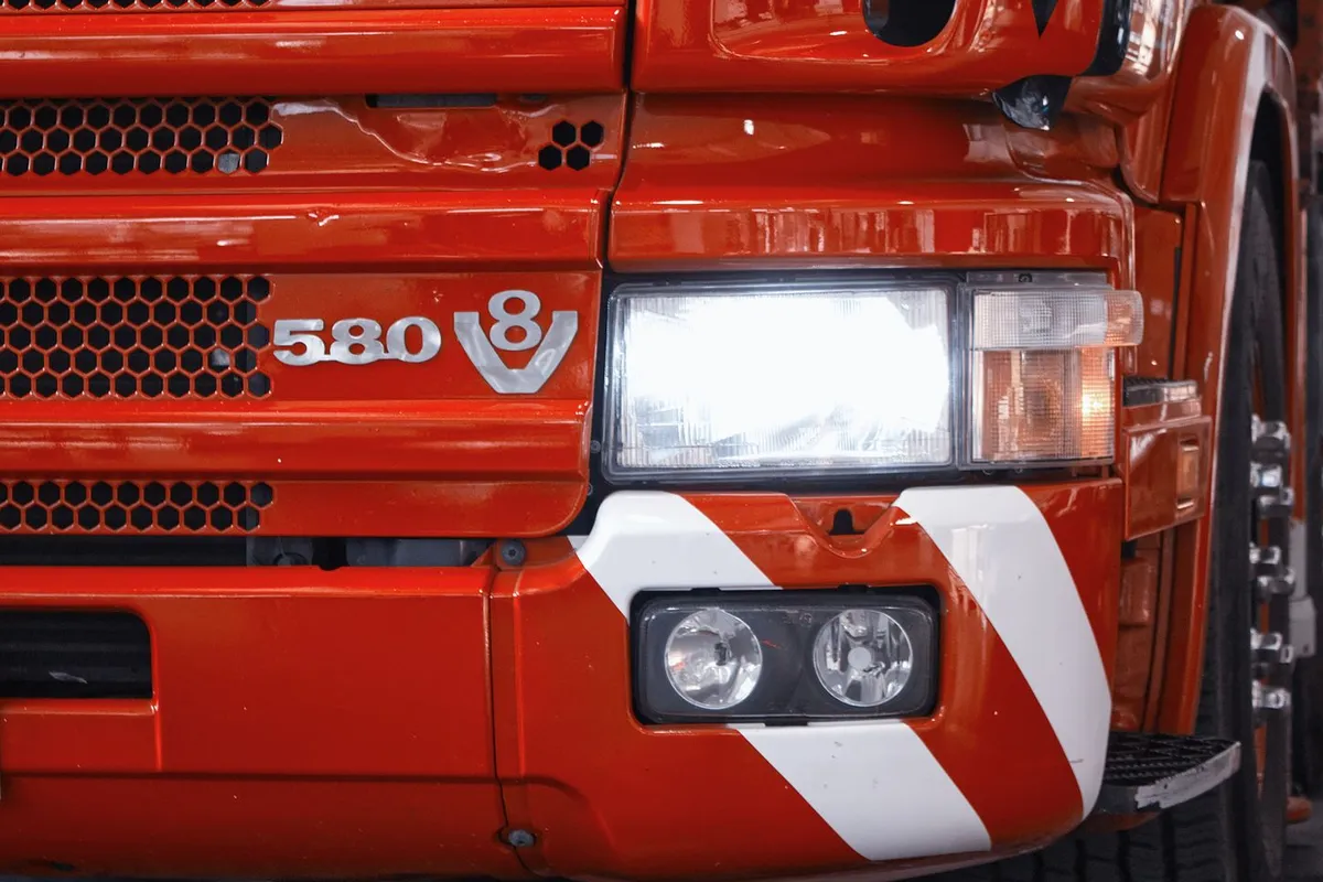 Dieselmotor van een vrachtwagen van dichtbij