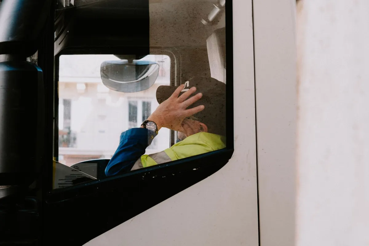 Vrachtwagenchauffeur neemt pauze in de cabine
