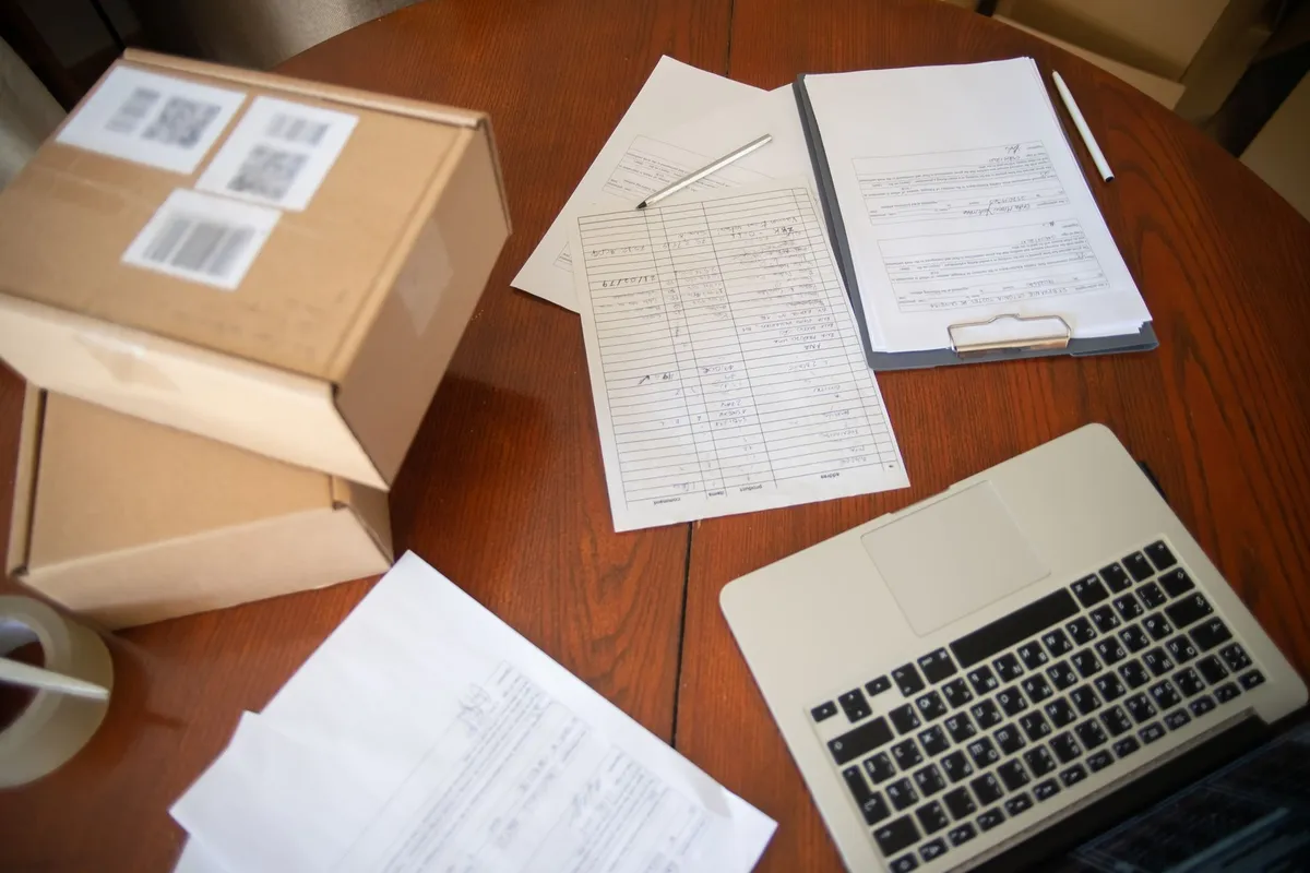 Logistieke administratie met laptop en documenten