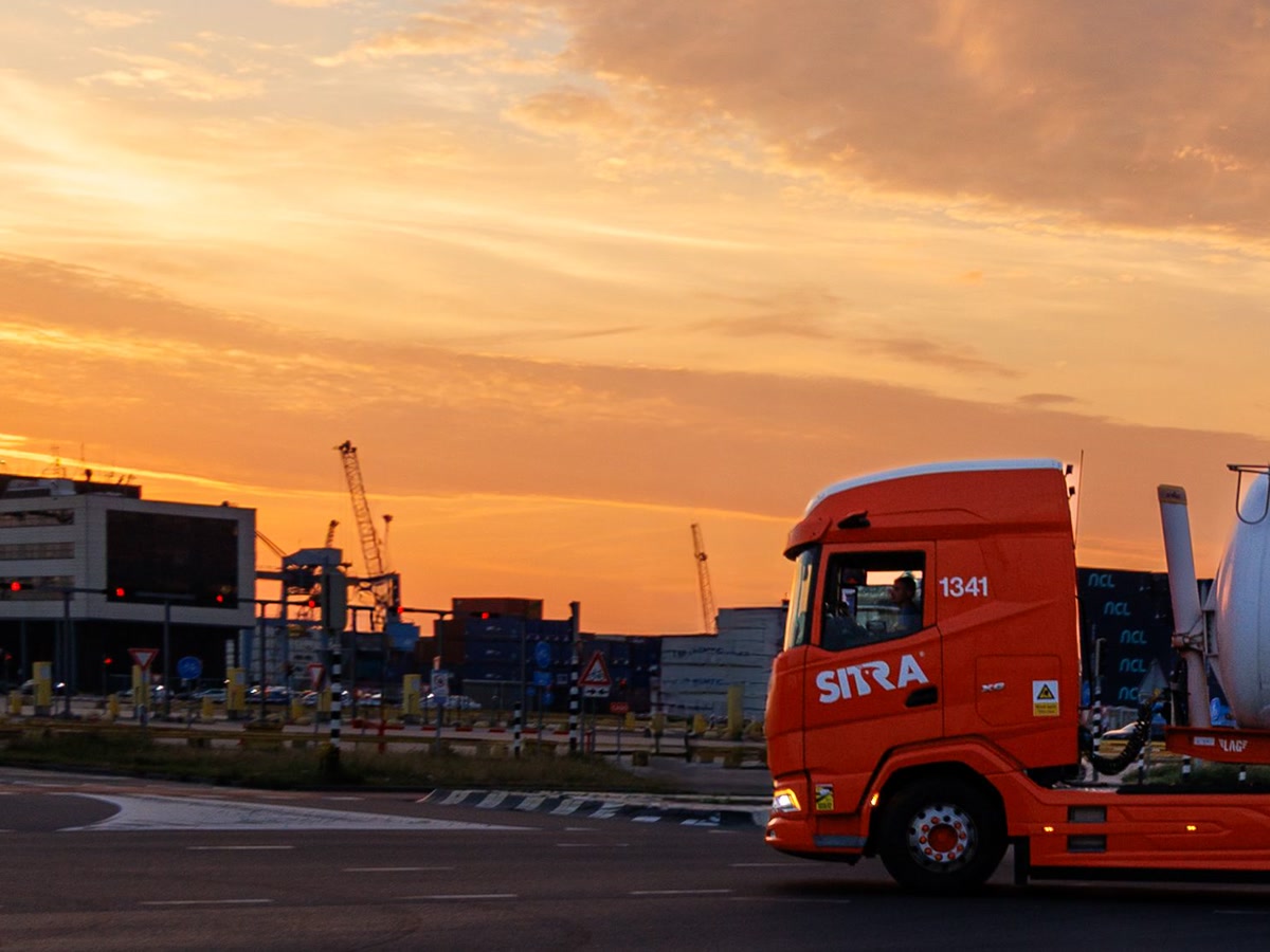 Vrachtwagen op de snelweg — beroepschauffeur worden via NuVrachtwagen